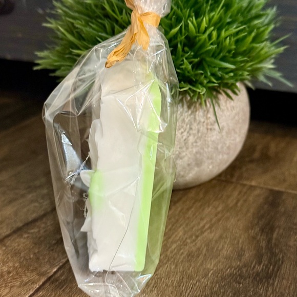 Handcrafted goats milk soap bar Daisy - Picture 6 of 7